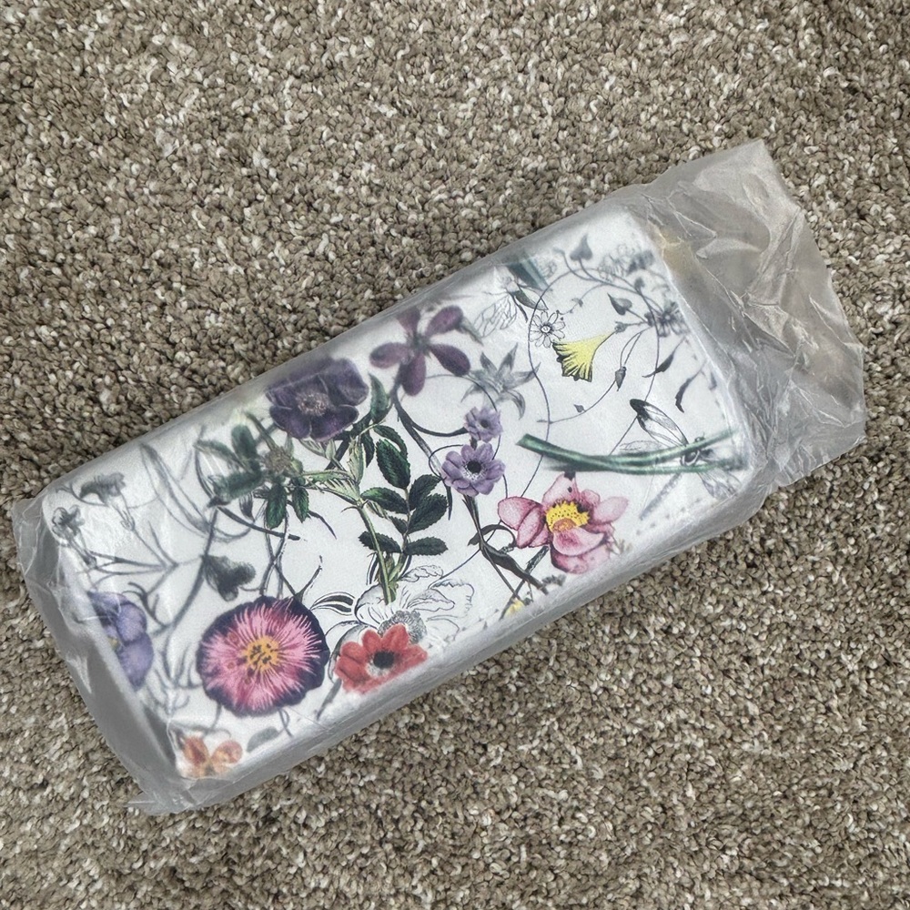 Floral Zip Wallet NEW IN PACKAGING Flower Gift Girly Spring Summer Travel